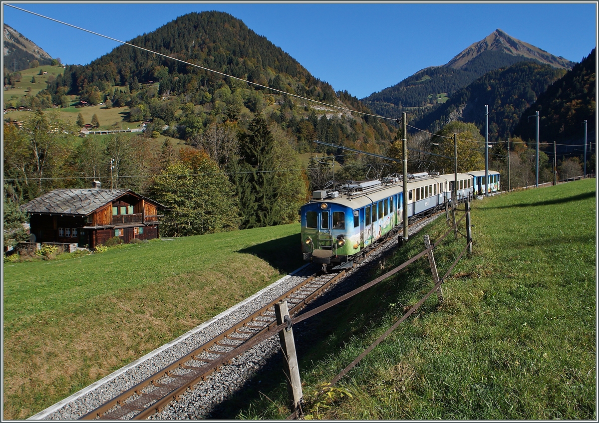 Eisenbahnfahrzeuge können recht langlebig sein, auch wenn sie nicht ihrem vor vielen Jahren angedachten Verwendungszweck treu bleiben. So ist der 1913 erbaute ASD BDe 4/4 N° in Extra-Zug Verkehr bei der ASD im Einsatz, bzw. z.Z gegebenenfalls für die Schneeräumung eingeteilt. 

Das Bild zeigt den ASD BDe 4/4 N° 2 und BDe 4/4 N° 1 mit einem Extrazug kurz vor Les Planches. 

18. Oktober 2021