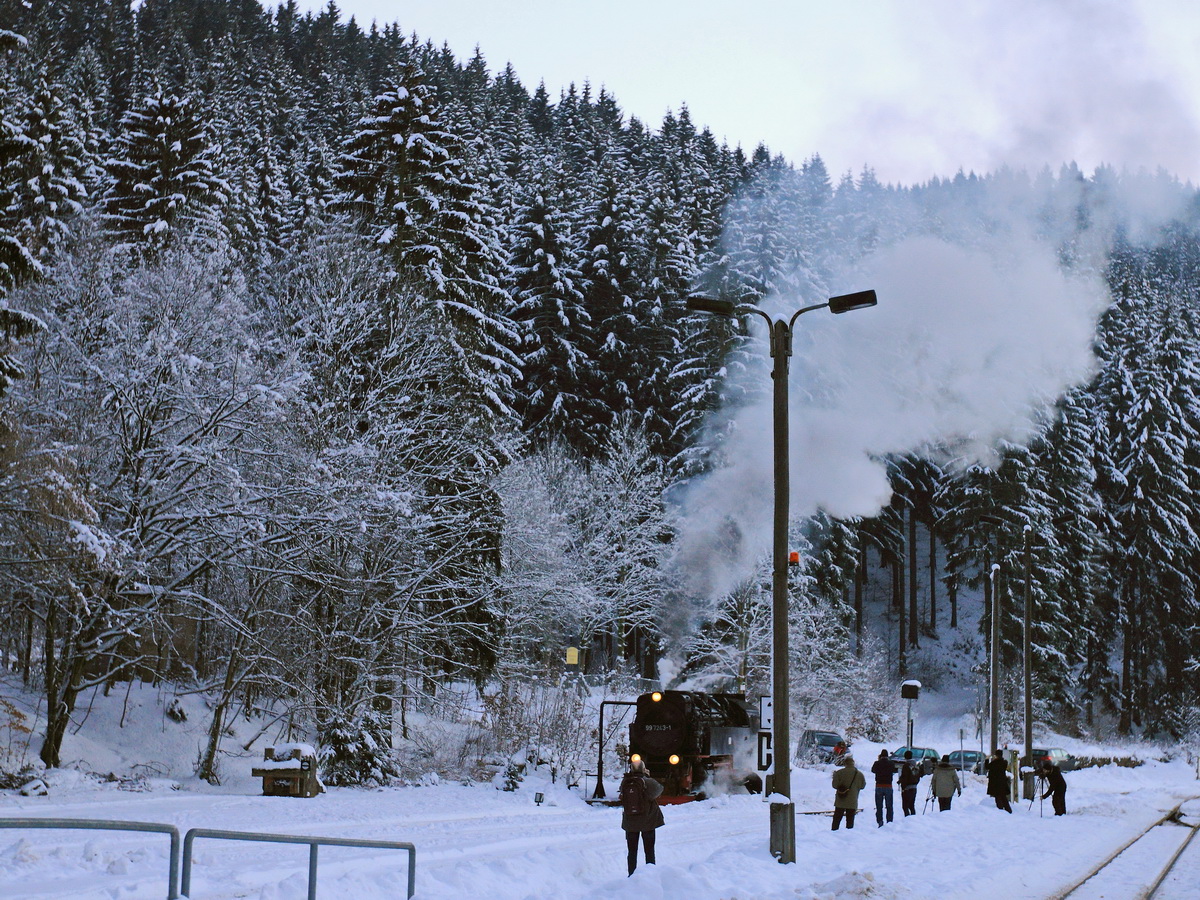 Eisfelder Talmühle am 22. Januar 2017, 99 7243-1 am Wasserkran.