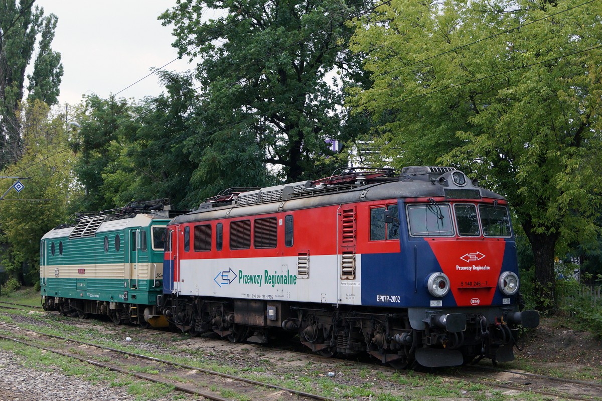 ELEKTROLOKOMOTIVEN IN POLEN VON DER P.K.P AUSGELAGERTEN PRZEWOZY REGIONALE:
Im Rollmaterialbestand der PRZEWOZY REGIONALE befinden sich auch einige aus Tschechien angemitete Lokomotiven der Baureihe 163, die auf den Namen von Frauen getauft worden sind. 5140 246-7 und 163 046-6 in Poznan Glowny abgestellt am 17. August 2014.
Foto: Walter Ruetsch