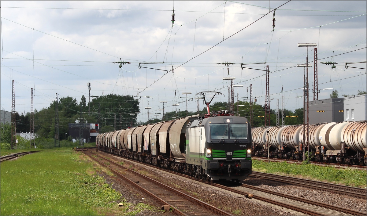 ELL 193 242 auf dem Weg in Richtung Süden am 14.05.16 in Hilden