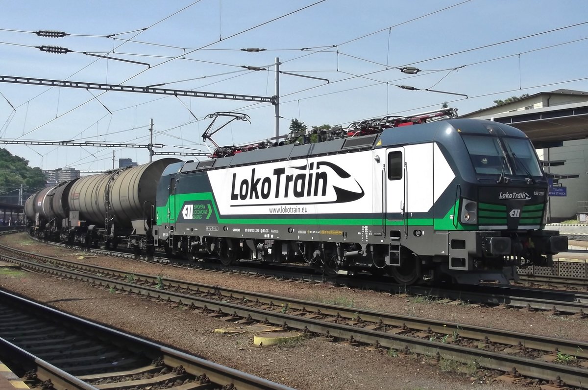 ELL-Söldner 193 220 in Dienst von LokoTrain zieht ein Kesselwagenzug durch Bratislava hl.s.t am 31 Mai 2015.