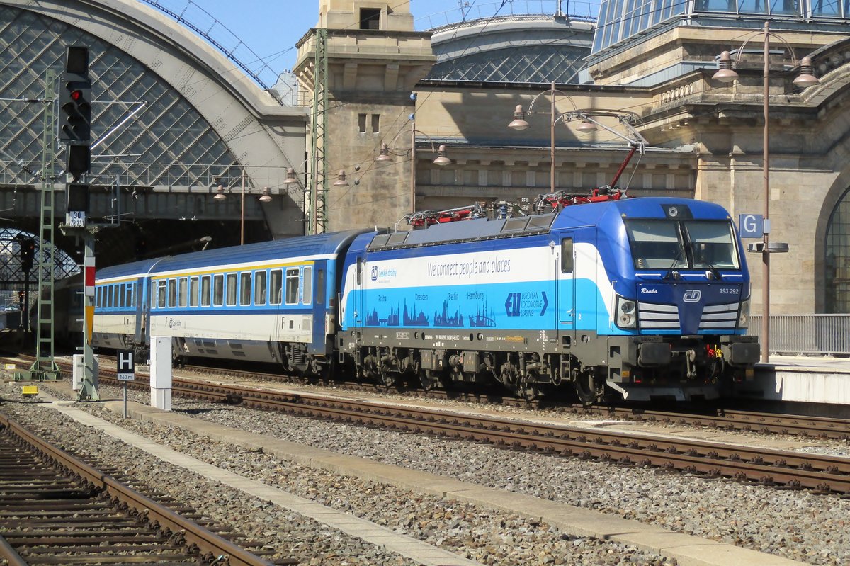 ELL/CD 193 292 zieht am 8 April 2018 ein EC aus Dresden Hbf aus nach Praha. 