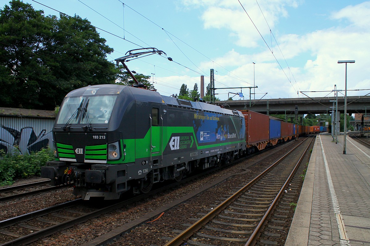 ELL/DLOC 193 213-6 i.E für WLC fährt hier mit einem sehr langen Containerzug durch Hamburg-Harburg. 26.07.2015