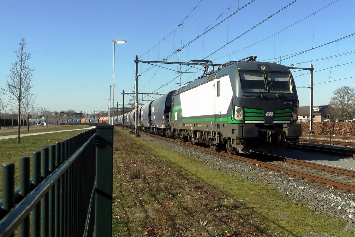 ELL/LTE 193 733 fangt das Getreideballet in Oss am 2 März 2021 an und zieht der 1.Tranche von een leerzug nach Bentheim. In Nijmegen wird die Lok abkuppeln und nach oss zurückfahren um Tel 2. dieser Zug nach Nijmegen zu fahren. Dort wirden die beide Zugteile kombiniert und wird das Ganze nach Bad bentheim geführt werden -und das Alles, weil die Bahnanlagen in Oss nicht ausreichen um den ganzen Zug direct verhandeln zu können. 