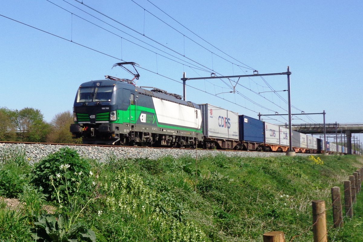 ELL/LTE 193 733 schleppt der Chengdu-Shuttle (Chengdu in China<=>Roterdam-Kijfhoek) am 19 April 2019 durch Niftrik.