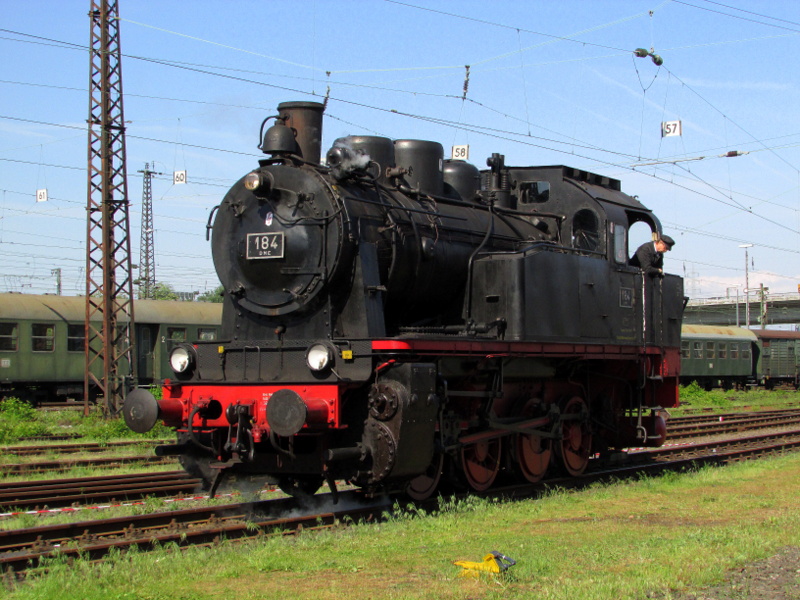 ELNA 184 DME (Eisenbahnmuseum Darmstadt) war zugast beim Lokschuppen-Fest in Hanau.
Hier steht sie auf dem Wasserkrangleis am 04.Mai.2014