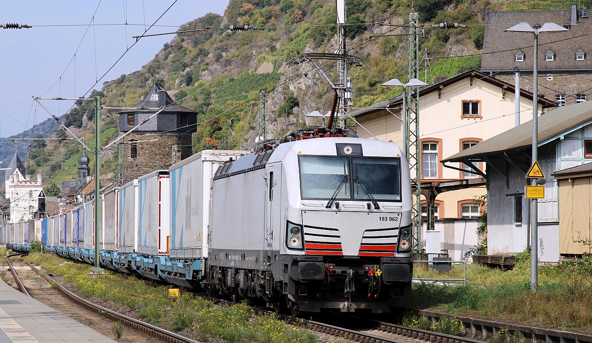 ELOC 193 962-8 mit dem  EKOL  KLV durchfährt hier Kaub am Rhein Richtung Süden. 14.09.2021