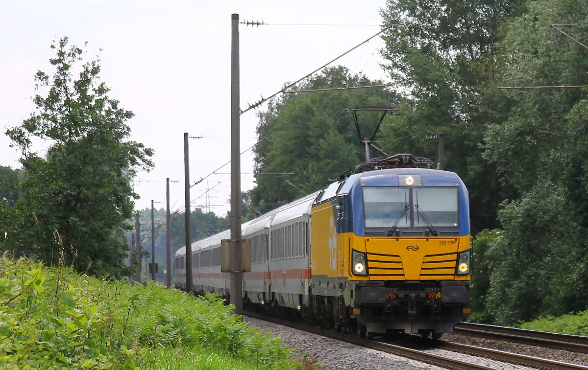 ELOC/NS 193 759-8, REV/MMAL/19.09.19, mit IC 147 Amsterdam - Berlin, aufgenommen an einem Bü bei Lotte am 09.06.2024