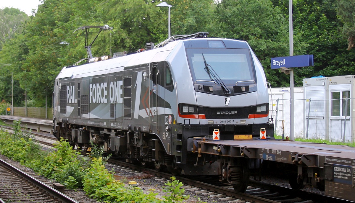 ELP/RailForceOne 2019 303-7 mit Containertragwagen Leerzug. Breyell 06.06.2024 I