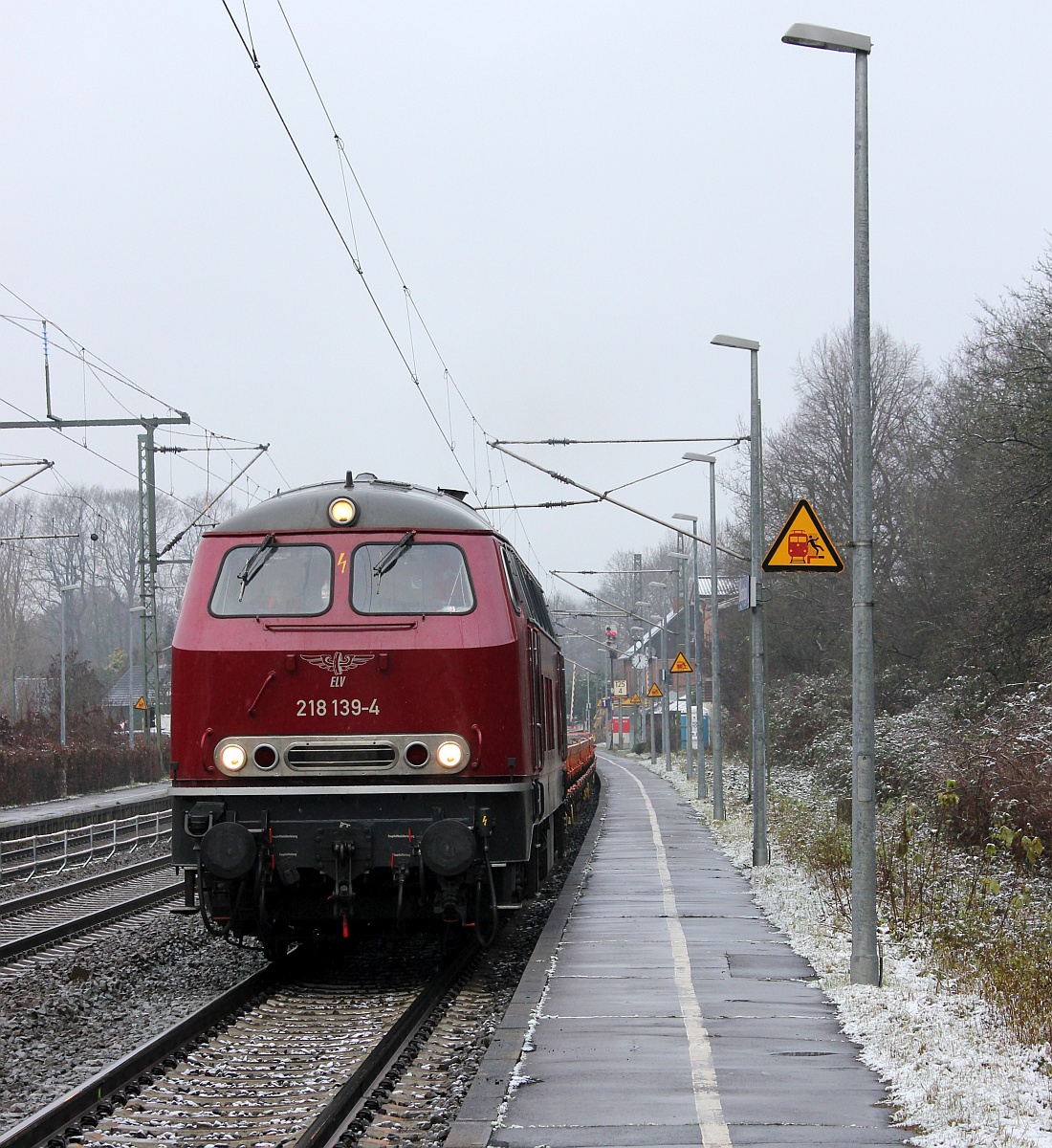 ELV 218 139 hat ihren Bauzug wieder am Haken und drckt diesen aus dem Bhf Owschlag. 29.12.2020