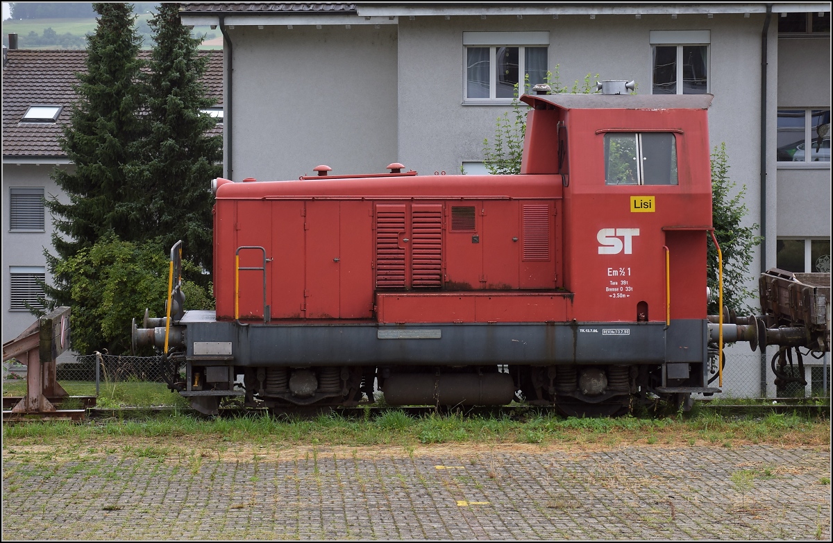 Em 2/2 1 der Sursee-Triengen-Bahn, der etwas größere, schwerere und schnellere Rangiertraktor. Triengen, Juli 2019.