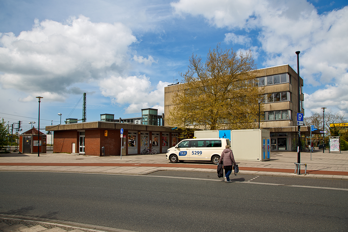 Emden Hauptbahnhof am 01.05.2022, von der Straßenseite.

Der Emder Hauptbahnhof liegt im nördlichen Teil der Emslandstrecke Norddeich Mole – Emden – Münster (– Ruhrgebiet). In Emden zweigt die Stichstrecke zum Bahnhof Emden Außenhafen, dem zweiten Personenbahnhof der ostfriesischen Seehafenstadt ab.