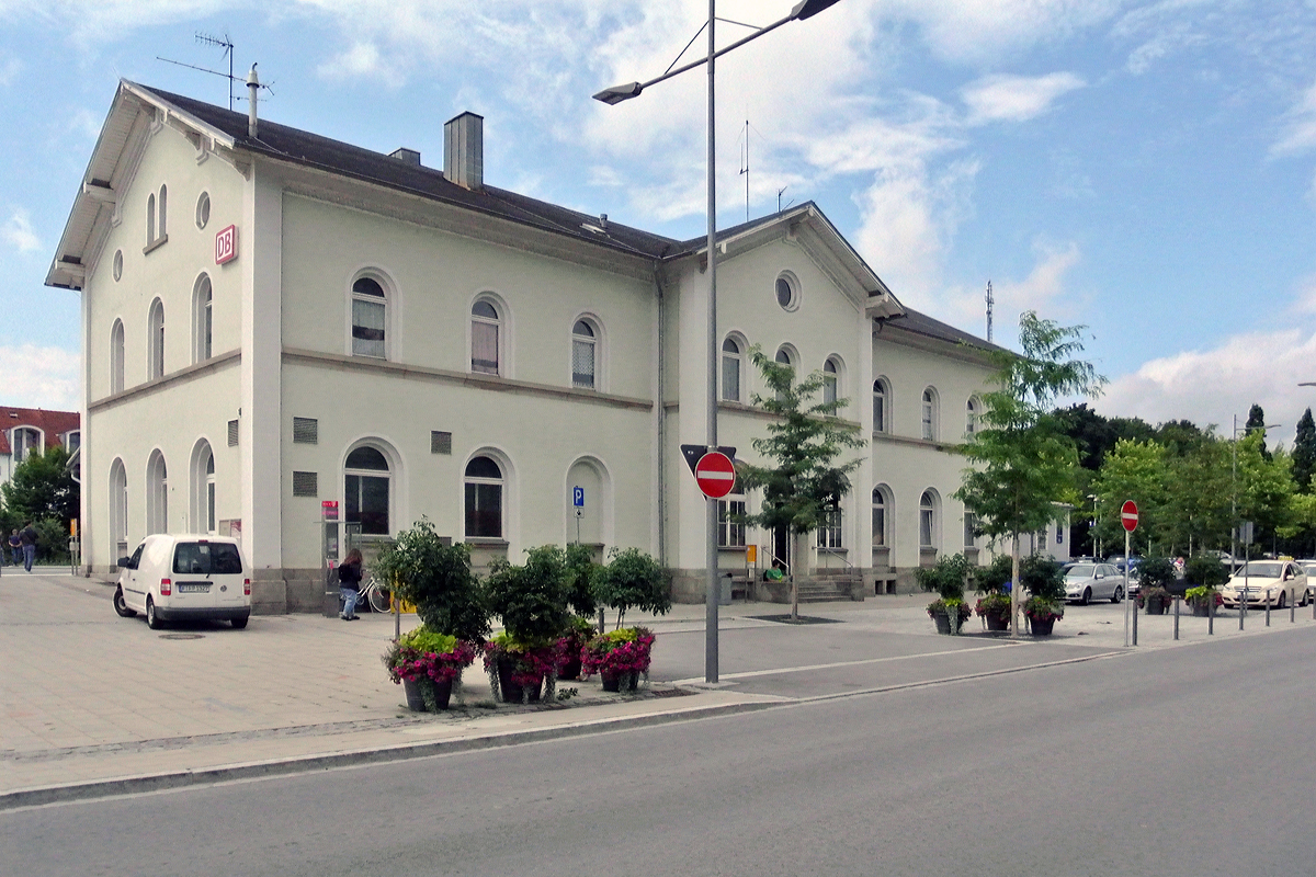 
Empfangsgebäude vom Hauptbahnhof Deggendorf am 10.07.2015.

Aufnahme Friedel Rickes, Text und Bearbeitung Armin Schwarz.