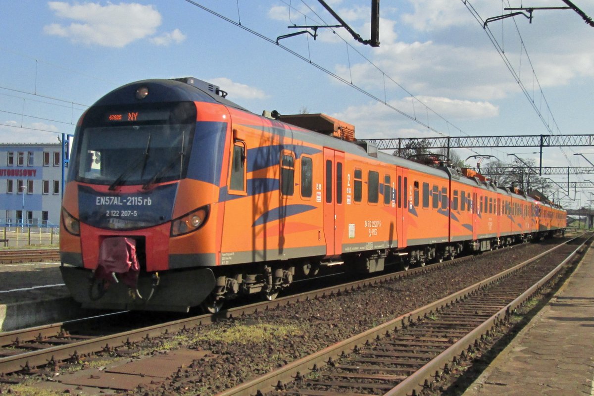 EN57AL-2115 treft am 29 April 2016 in Leszno ein.