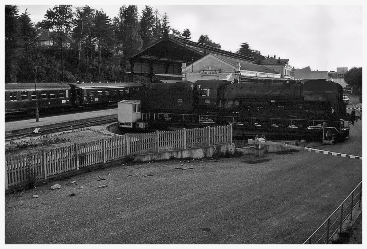 Endbahnhof Evian les Bains. Eine 141 R wird auf der Drehscheibe abgedreht, um wieder Richtung Westen zu schauen. 11.Juli 1965 