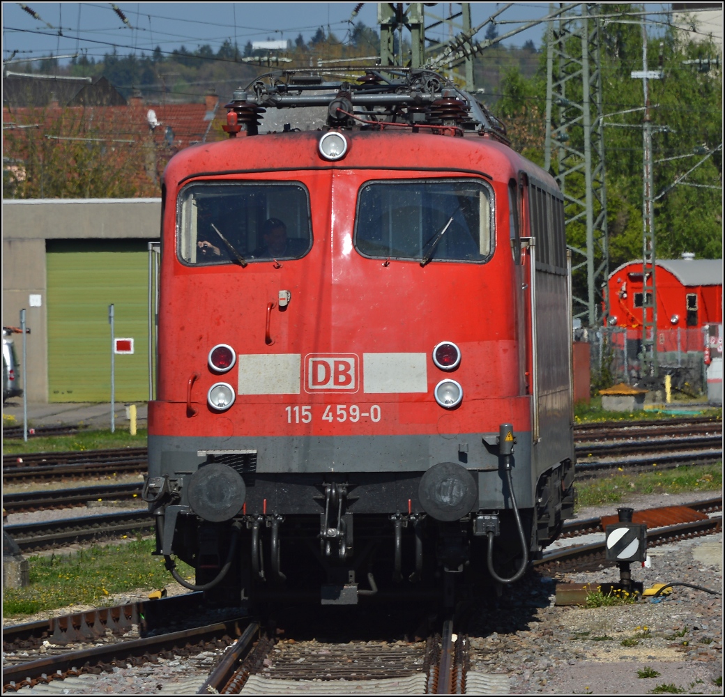Ende der 110er-Herrlichkeit.Der IC 187 Stuttgart-Zürich macht in Singen Kopf und Lokwechsel auf Re 4/4 II. 115 459-0 hat abgekuppelt und wird weggestellt. Singen, April 2014.