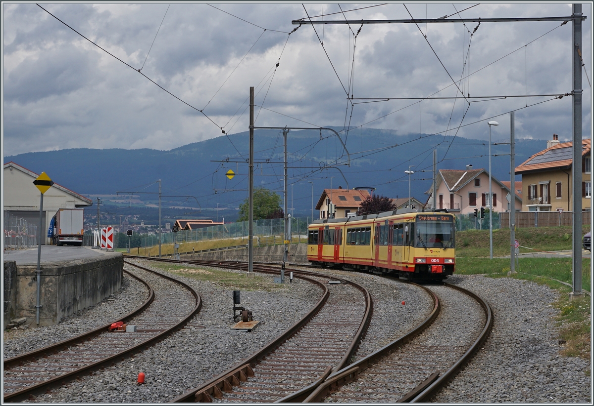 Endlich hat die OC wieder funktionierende Triebfahrzeuge: Bei der AVG konnten die beiden GT8-100C/2S 819 und 820 erworben werden, die nun bei der OC als Be 4/8 003 und 004 zum Einsatz kommen. Zur Zeit noch im  normalen  Fahrplan, doch ab dem 7. August sogar zeitweise im Halbstundentakt.
Der Be 4/8 004 erreicht als Regionalzug von Orb kommend sein Ziel Chavornay. 

4. Juli 2022