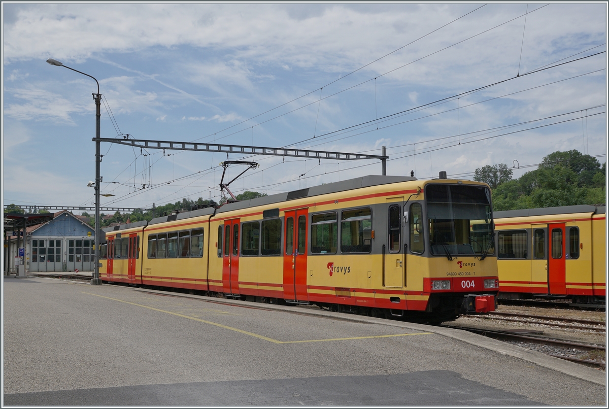 Endlich hat die OC wieder funktionierende Triebfahrzeuge: Bei der AVG konnten die beiden GT8-100C/2S 819 und 820 erworben werden, die nun bei der OC als Be 4/8 003 und 004 zum Einsatz kommen. Zur Zeit noch im  normalen  Fahrplan, doch ab dem 7. August sogar zeitweise im Halbstundentakt. Doch ihren grossen Vorteil des Zweistromsystem werden die Triebwagen nicht ausspielen, sie werden auf der 750 Volt Gleichstromstrecke der OC eingesetzt und nicht bis nach Lausanne fahren.

4. Juli 2022