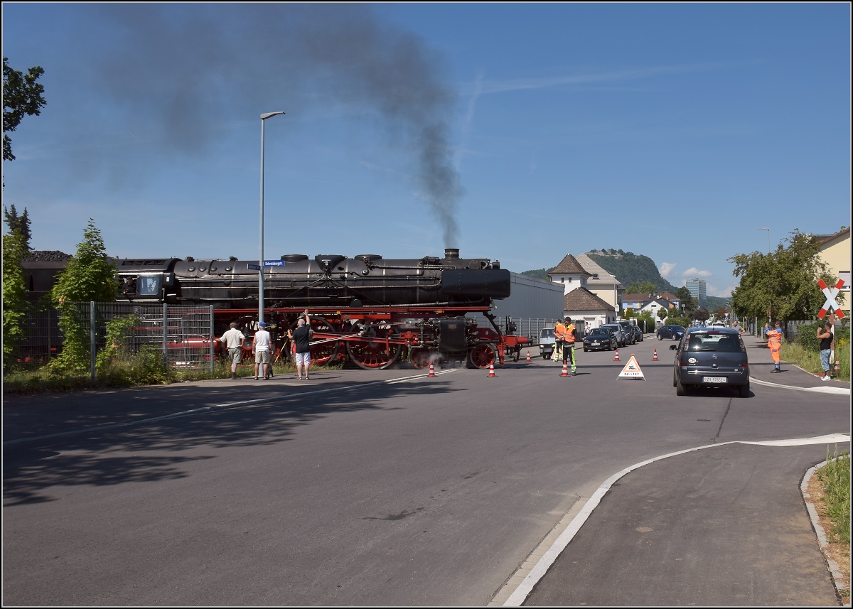 Endlich wieder Züge auf dem Schweizerbähnle (Etzwilen-Singen). 

01 202 in der Südstadt mit dem Eröffnungszug vor der Kulisse des Hohentwiel. Singen, August 2020.