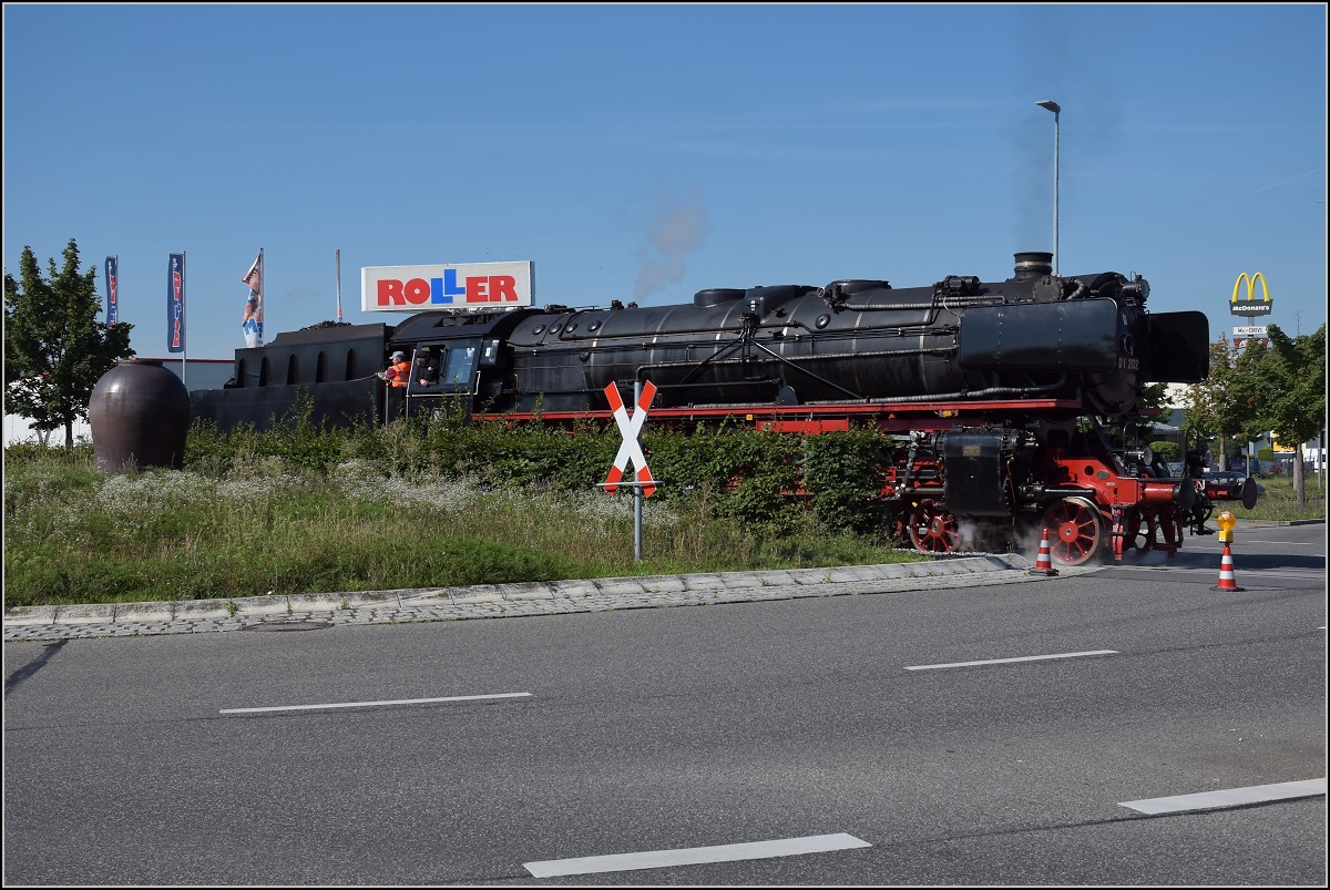 Endlich wieder Züge auf dem Schweizerbähnle (Etzwilen-Singen). 01 202 bestreitet die erste Fahrt im Kreisverkehr auf dem neuen Gleis, der Lückenschluss ist vollbracht. Singen, August 2020.