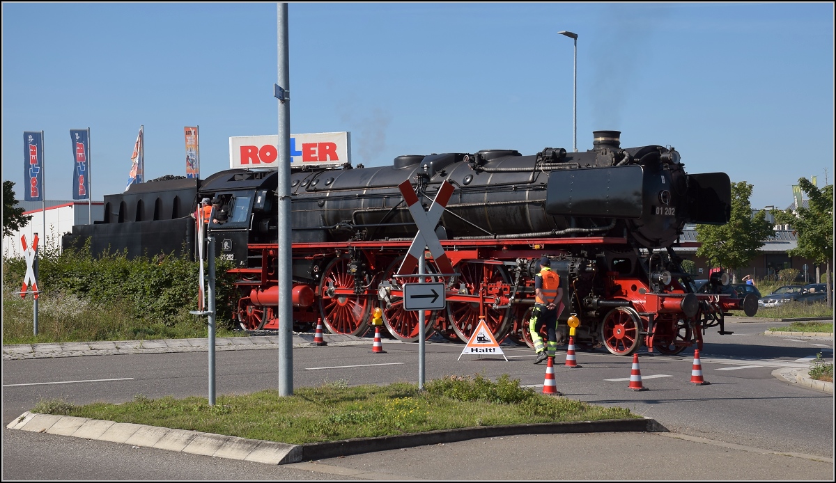Endlich wieder Züge auf dem Schweizerbähnle (Etzwilen-Singen). 01 202 bestreitet die erste Fahrt im Kreisverkehr auf dem neuen Gleis, der Lückenschluss ist vollbracht. Singen, August 2020.