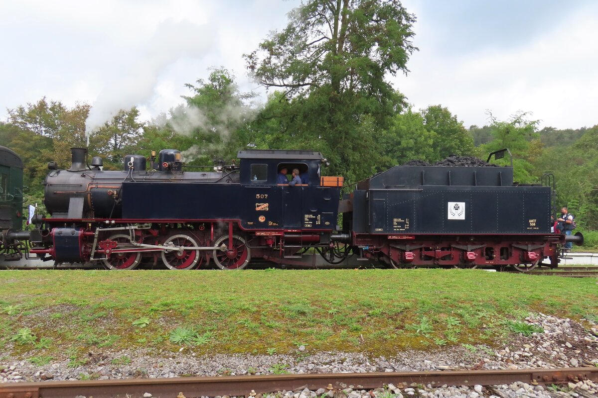 ENERGIE 507 steht am 23 September 2023 während das 50.Jahresjubiläum der CFV3V in Treignes und geniesst die Sonne.