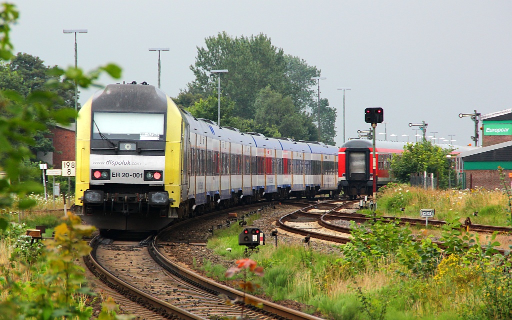 ER 20-001/223 001-9 hat hier mit der NOB nach HH-Altona Einfahrt in den Niebüller Bahnhof. 04.08.12