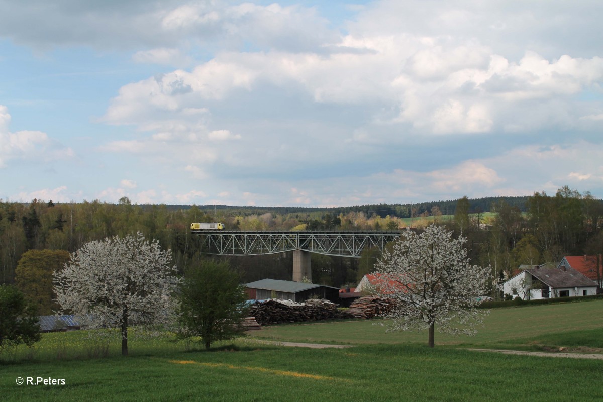 ER 20 002 mit dem 48341 Könitz - Cheb bauf dem Viadukt Unterthölau. 22.04.14