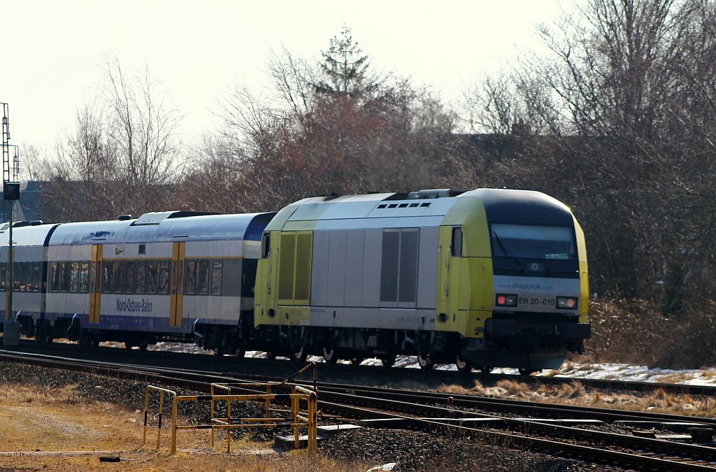 ER 20-010/223 010-0 schiebt hier eine NOB Richtung Hamburg aus Husum raus. 31.03.2013