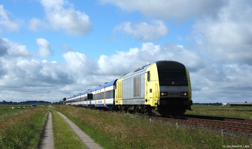 ER 20-011 konnte am 21.6.16 bei Epenwöhrden beobachtet werden, wie sie den RE6 nach Westerland (Sylt) durch die typisch norddeutsche Landschaft beförderte.