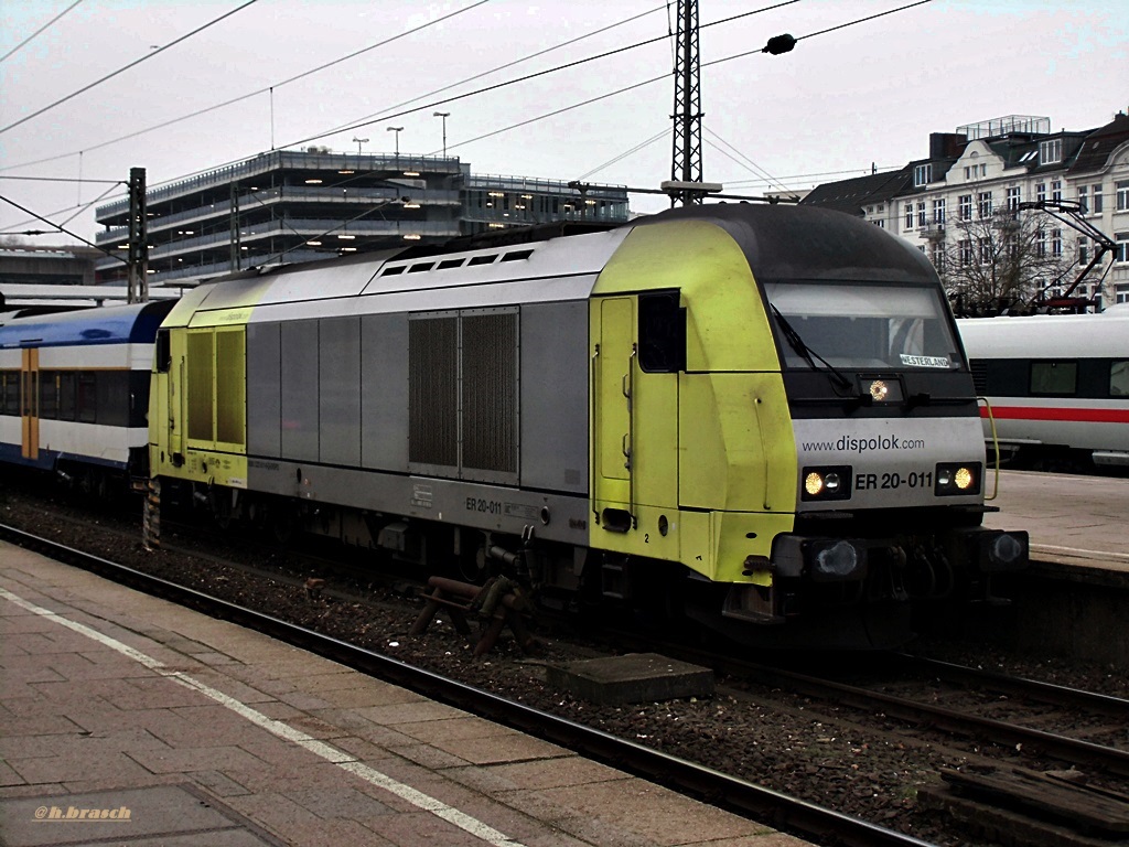 ER 20-011 kurz vor der abfahrt mit einer NOB-einheit vom bf hh-altona,04.12.14