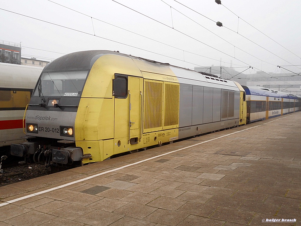 ER 20-012 stand am 03.12.13 mit einen personenzug der NOB im bhf altona