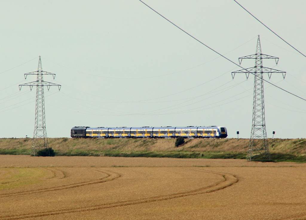 ER 20-014/223 014-2 schiebt hier die bunte NOB über den Deich Richtung Klanxbüll. 04.08.12