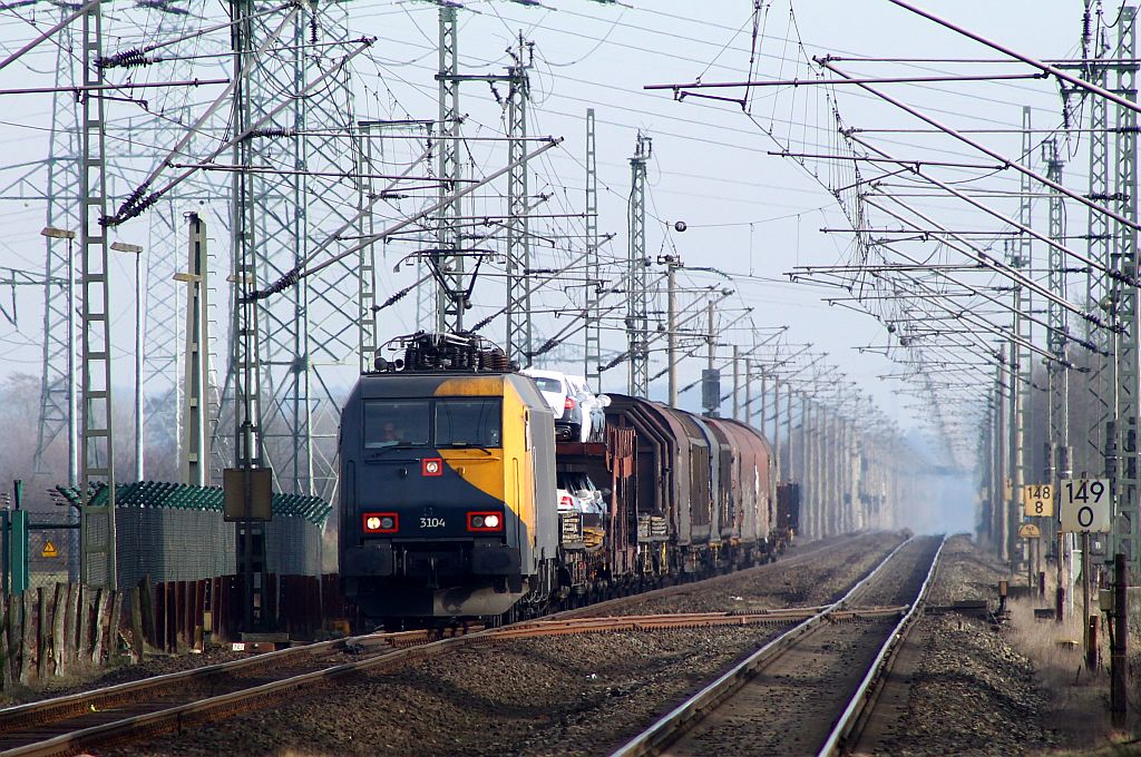 Er darf bis zu 835m haben muss es aber nicht...so fährt der EZ-Z 44784 mit Zuglok EG 3104 mit relativ wenigen Waggons durch Jübek. 06.03.2013