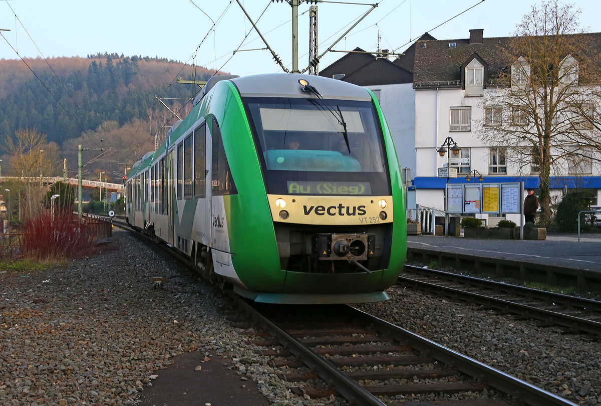 
Er ist noch im Outfit der vectus....
Der VT 252 (95 80 0648 152-6 D-HEB / 95 80 0648 652-5 D-HEB) ein Alstom Coradia LINT 41 der HLB (Hessische Landesbahn), ex Vectus VT 252, fährt am 23.01.2015 als RB 95  Sieg-Dill-Bahn  (Dillenburg - Siegen - Au/Sieg) in den Bahnhof Betzdorf/Sieg ein. 

Hinweis: Aufnahme vom Bahnsteig aus.