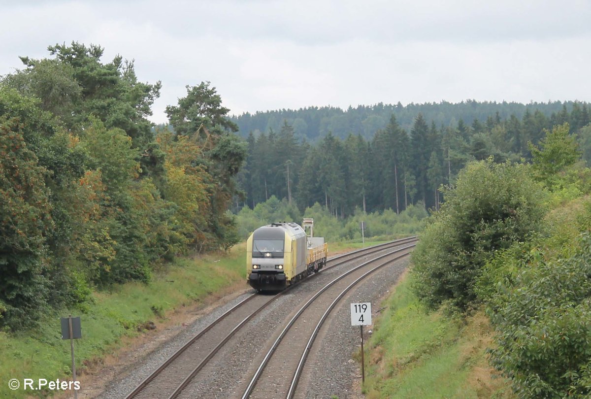 ER20 001 überführt ein Bauwagen kurz vor Waldershof. 05.08.16