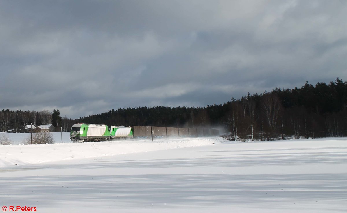 ER20-01 und 187 302 ziehen mit dem Hackschnitzelzug nach Regensburg am Rechenweiher vorbei. 14.01.21