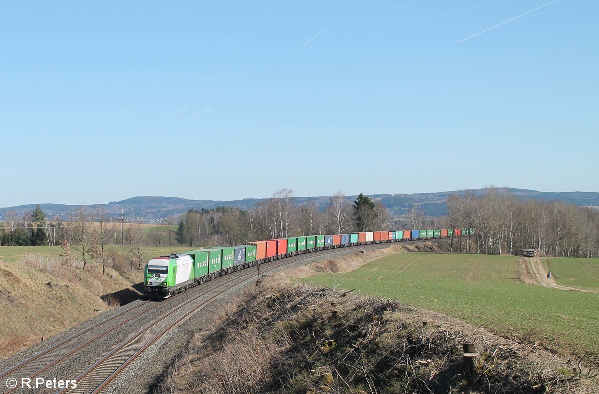 ER20-01 alias 223 102-5 ex OHE zieht bei Unterthölau den Wiesau - Hamburg Containerzug gen Norden. 28.03.17