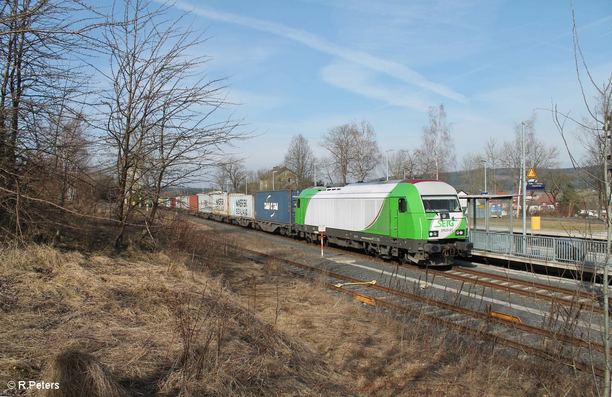 ER20-01 alias 223 102-5 steht mit dem Wiesau Containerzug in Pechbrunn auf dem Rand. 17.03.17