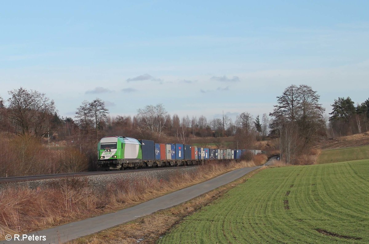 ER20-01 alias 223 102-5 zieht mit dem Containerzug Wiesau - Hamburg bei Lengenfeld. 25.02.17