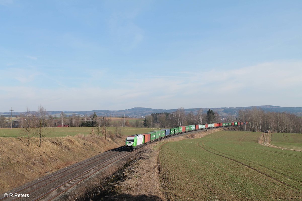 ER20-01 alias 223 102 zieht bei Unterthölau den Wiesau - Hamburg Containerzug. 25.03.17