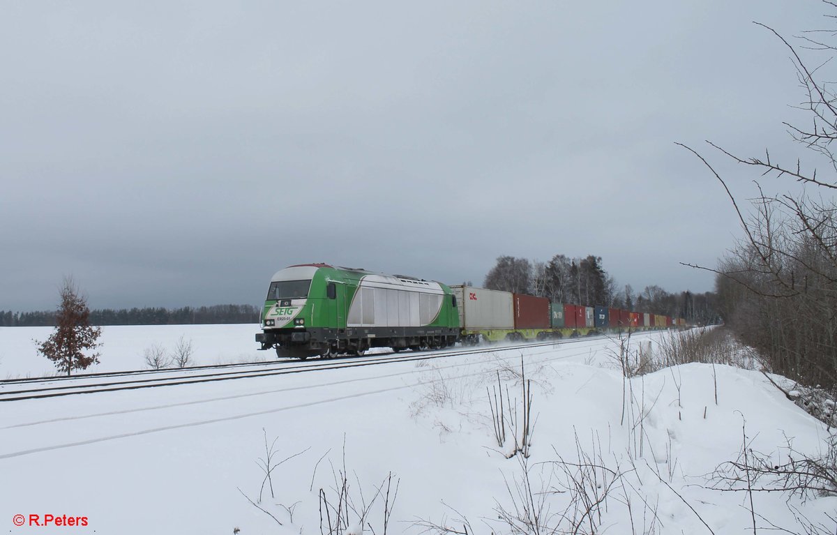 ER20-01 mit dem Wiesau Containerzug bei Schönfeld kurz vor ihrem Ziel. 25.01.21