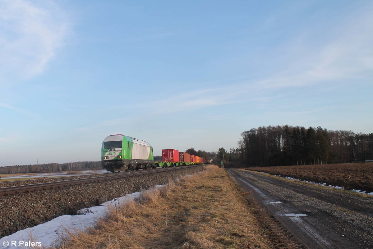 ER20-01 mit dem Wiesau Containerzug Wiesau - Hamburg im Abendlicht bei Oberteich. 20.02.21