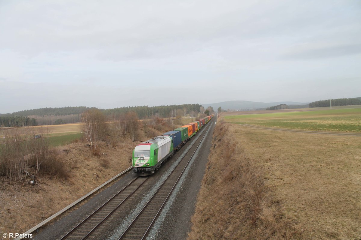 ER20-01 mit dem Wiesauer Containerzug gen Süden bei Neudes. 26.02.21