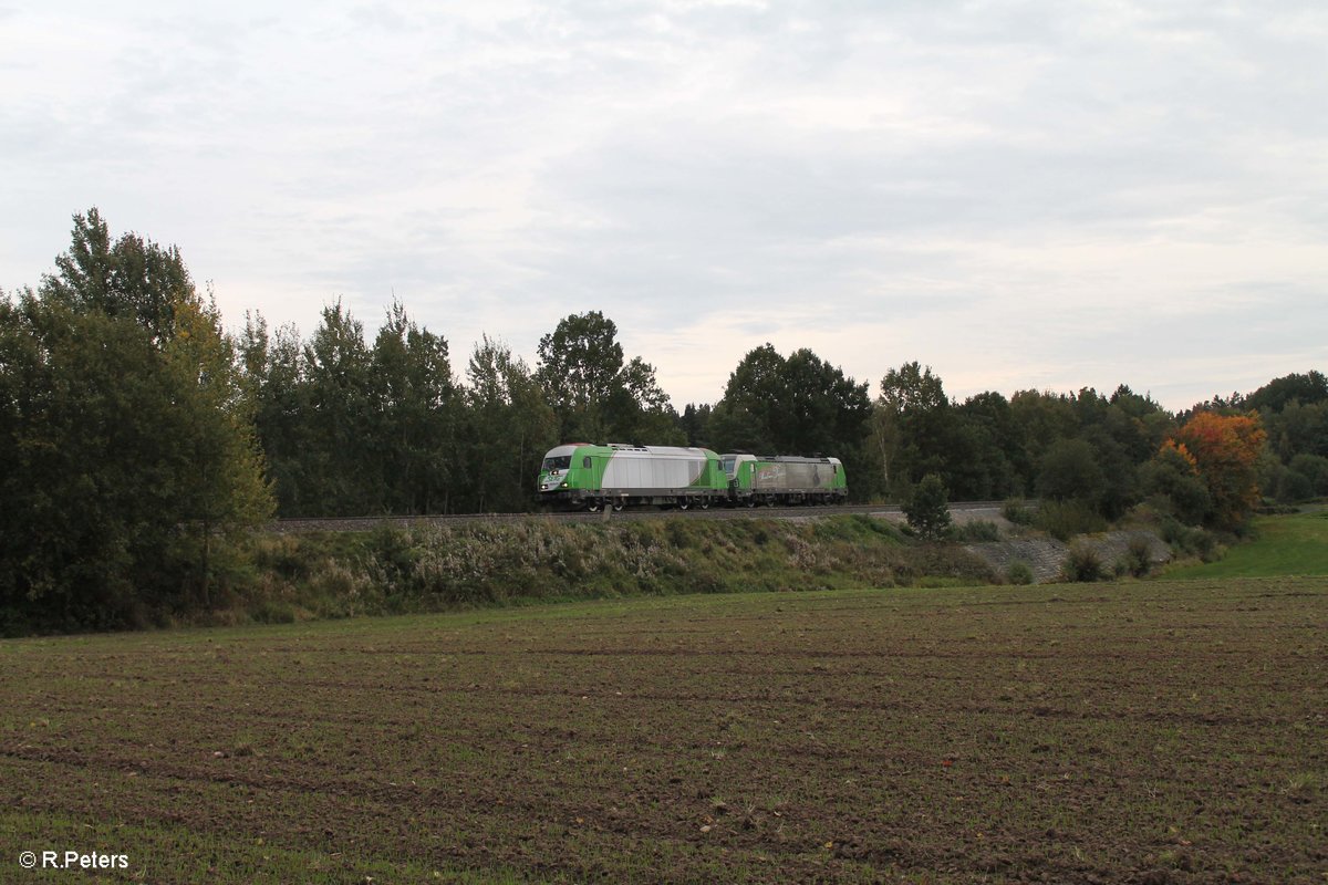 ER20-01 überführt den Siemens SETG Vectron 193 831  Christian Doppler  von Regensburg nach Wiesau/Oberpfalz damit er dann mit dem Wiesau Containerzug nach Hof geschleppt werden kann. Kurz vor Wiesau 04.10.17