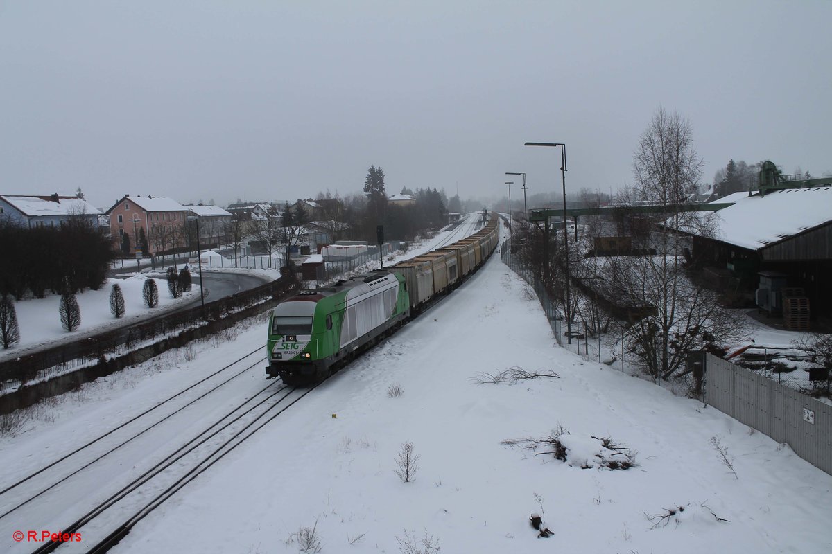 ER20-01 verlässt Wiesau/Oberpfalz mit dem Hackschnitzelzug nach Regensburg. 02.02.17