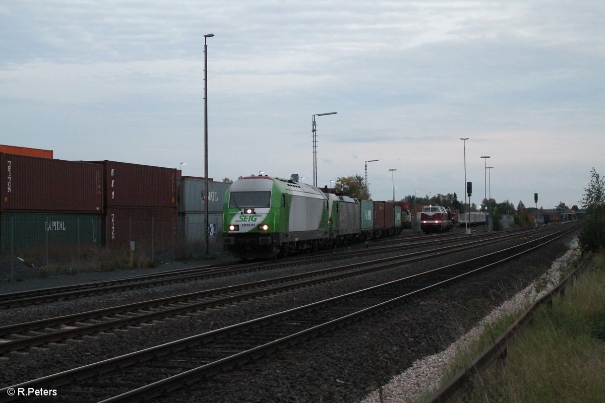 ER20-01 zieht den 193 831  Christian Doppler  und den zweiten Teil des Containerzuges beim Ziegler raus um ihn mit dem ersten Teil zusammen zu fügen. 04.10.17