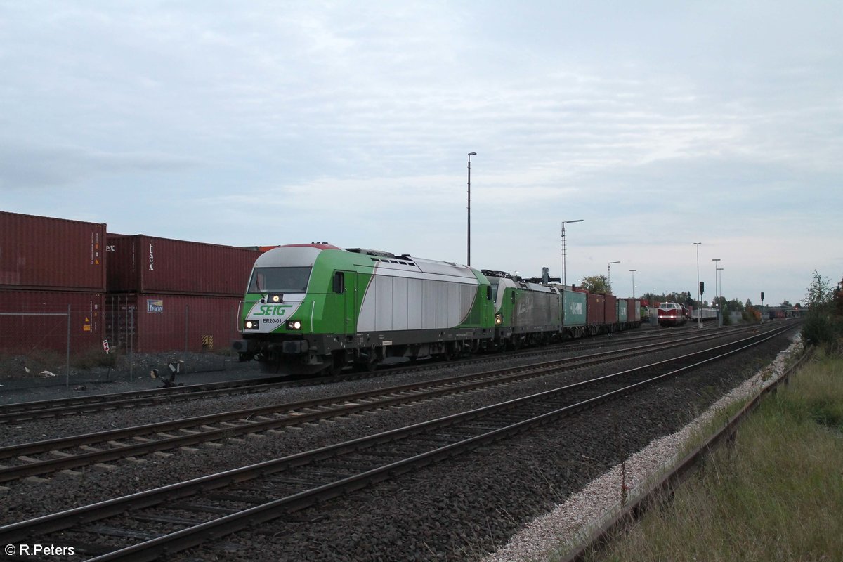 ER20-01 zieht den 193 831  Christian Doppler  und den zweiten Teil des Containerzuges beim Ziegler raus um ihn mit dem ersten Teil zusammen zu fügen. 04.10.17