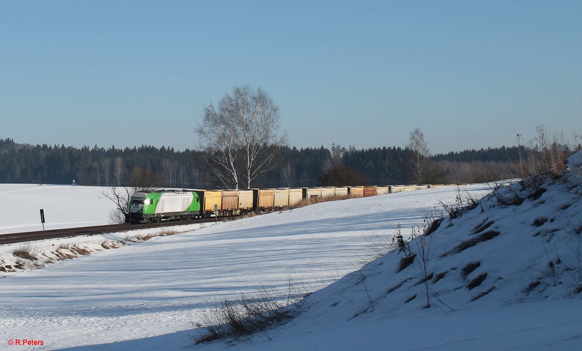 ER20 - 01 zieht bei Escheldorf den Hackschnitzelzug von Wiesau nach Regensburg. 14.02.17