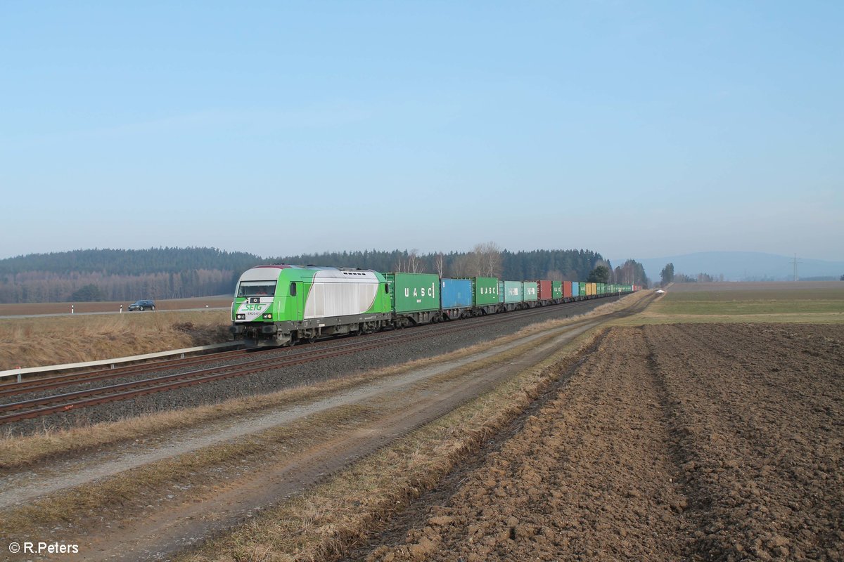 ER20-01 zieht bei Neudes den Containerzug Hamburg - Wiesau. 13.03.17